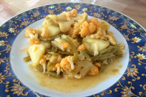 Vegetarisches Gericht mit Blumenkohl, Kartoffeln und Bohnen.