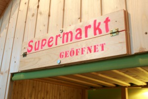 spielhaus_supermarktschild